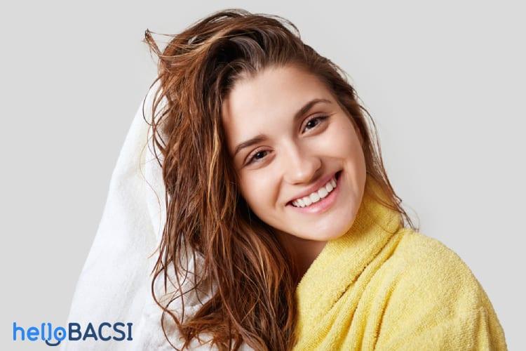 Lau khô tóc sau khi gội đầu