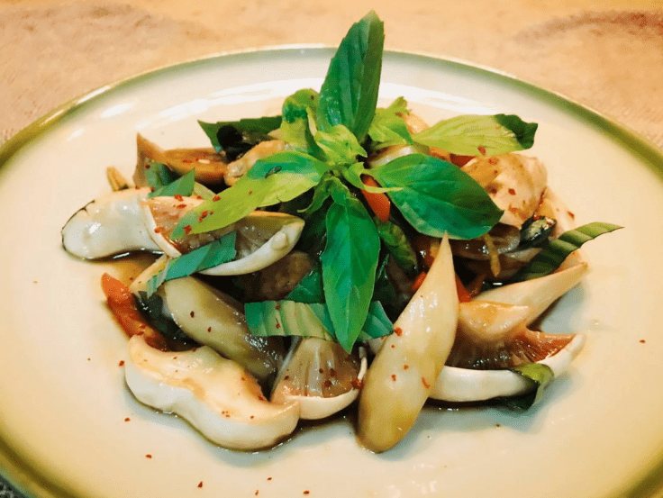 Nấm đùi gà xào húng quế