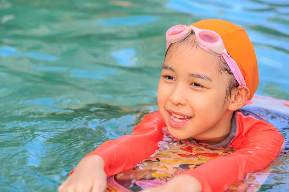 ráy tai trẻ có mùi hôi