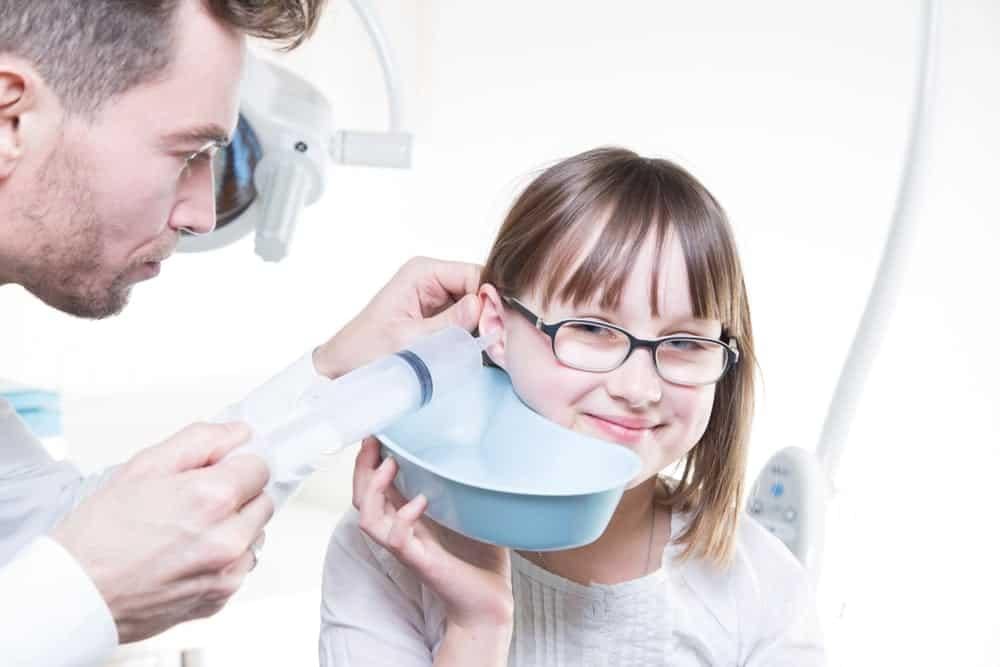 điều trị ráy tai có mùi hôi