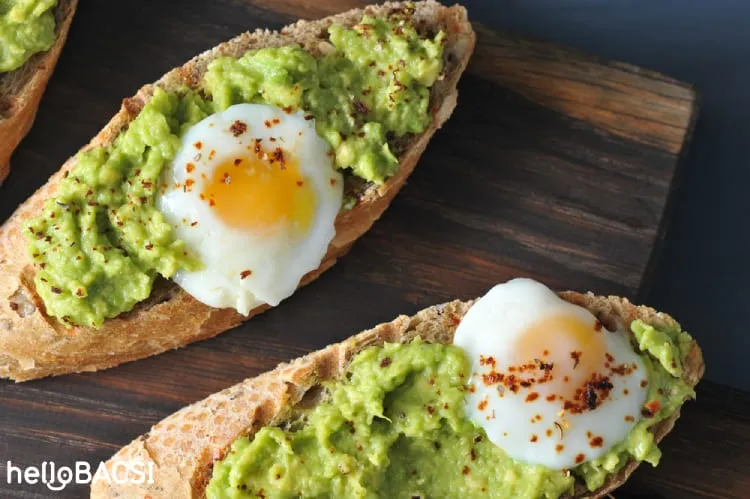 Món trứng cút ăn kèm với bơ