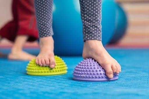 điều trị bàn chân bẹt ở trẻ