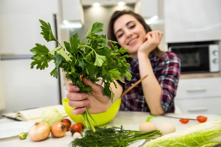 thực phẩm lợi tiểu là rau mùi tây