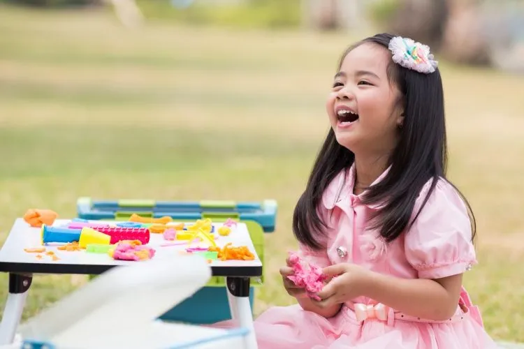 làm sạch đồ chơi của bé