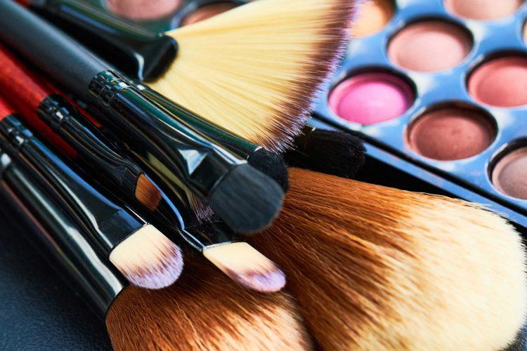 làm sạch dụng cụ trang điểm để bảo vệ da