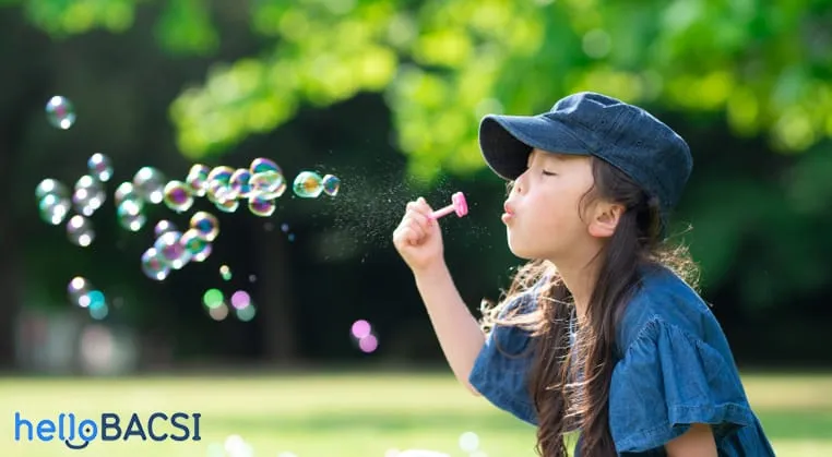 trẻ 5 tuổi thỏi bong bóng xà phòng