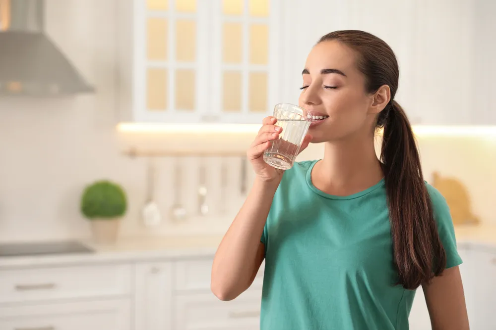 uống nhiều nước giúp giảm tằng hắng