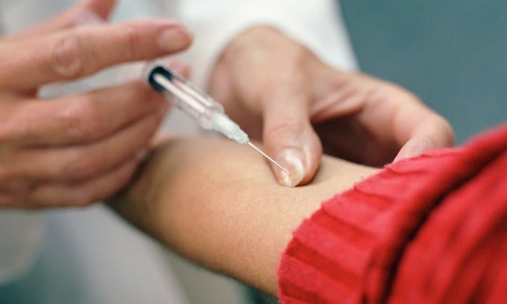 nhân viên y tế tiêm truyền thuốc