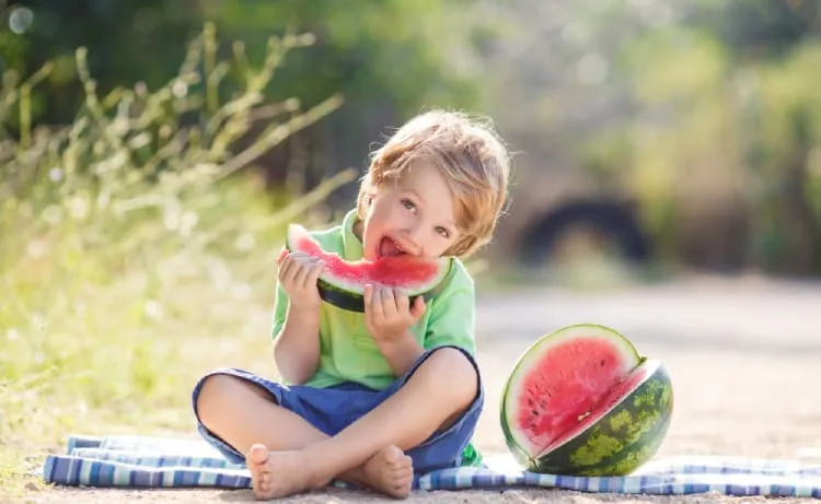 bé bị tay chân miệng ăn dưa hấu có tốt không?