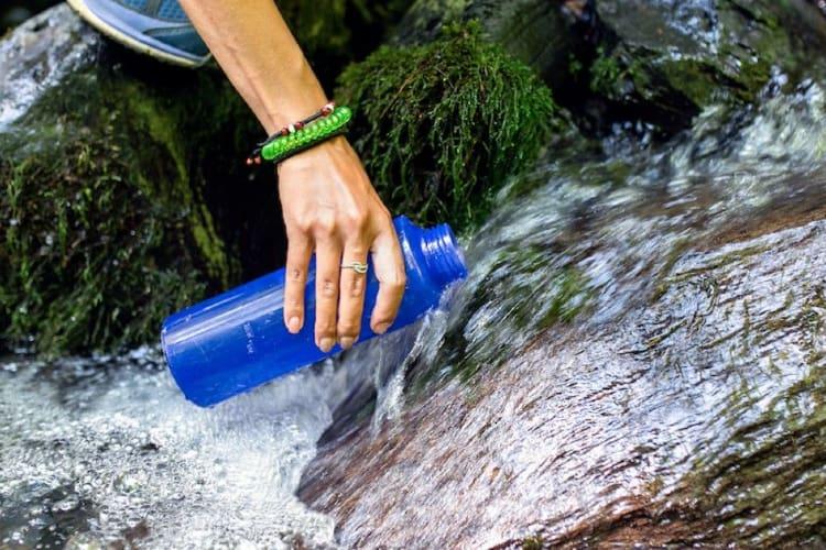 Uống nước tại những nguồn không bảo đảm như sông suối, ao hồ