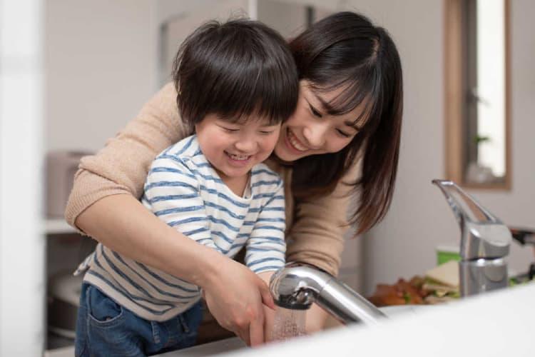 trẻ rửa tay