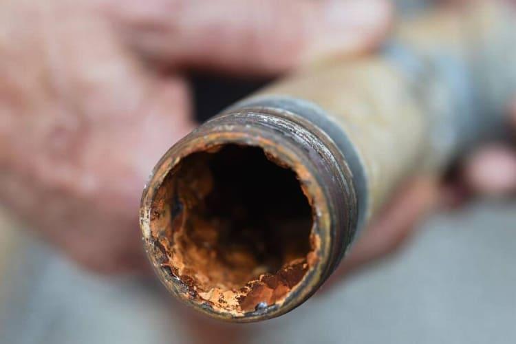 đường ống rỉ sét