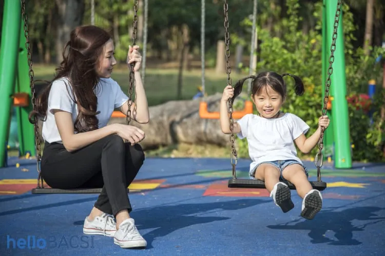 cùng chơi với trẻ