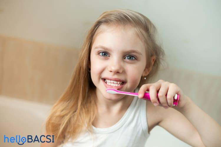 trẻ biết tự đánh răng và tắm khi được 7 tuổi