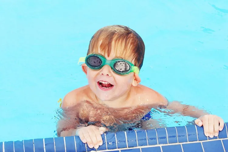 Ngứa lỗ tai do ứ đọng nước bẩn