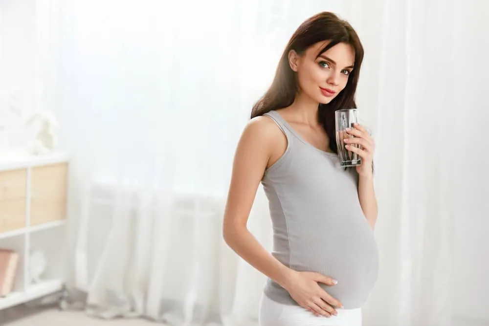 bà bầu uống nhiều nước