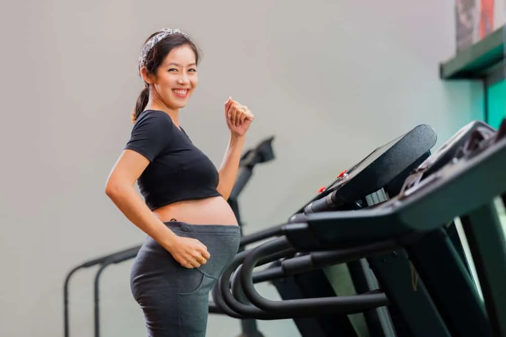 đi bộ giúp giảm phù chân khi mang thai