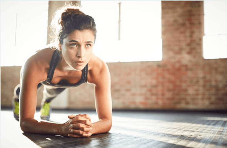 tập thể dục trên giường với động tác plank