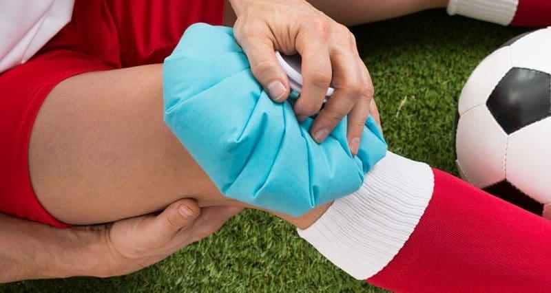chườm đá khi chơi thể thao bị đau đầu gối