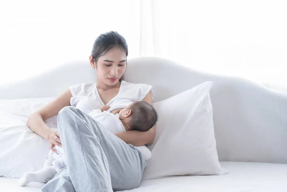 cho con bú giúp bé có hệ tiêu hóa khỏe mạnh