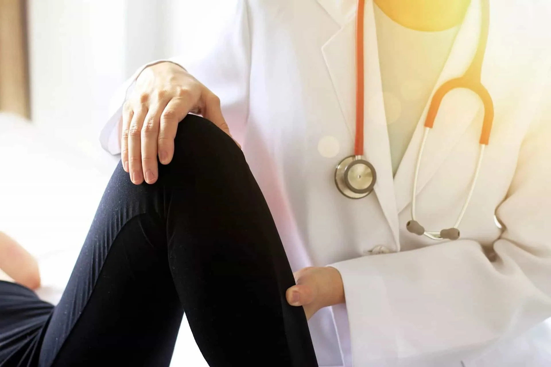 Đến gặp bác sĩ nếu khớp gối bị khô gây nhiều bất tiện trong sinh hoạt