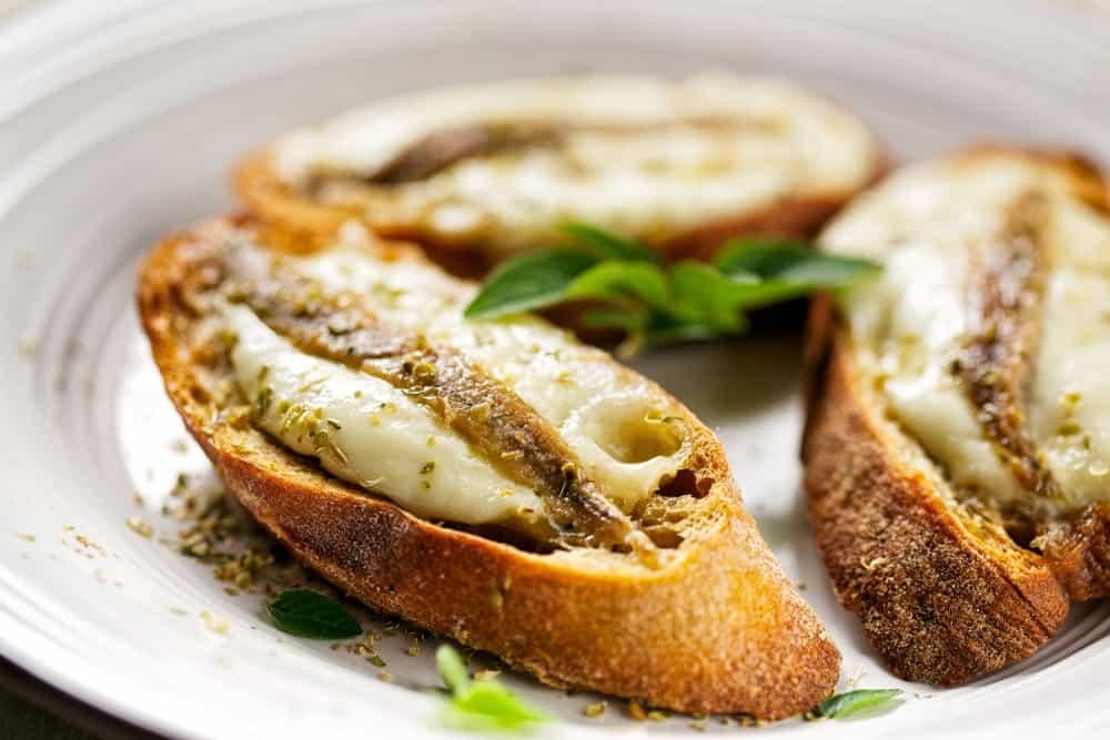 bánh mì nướng cá cơm