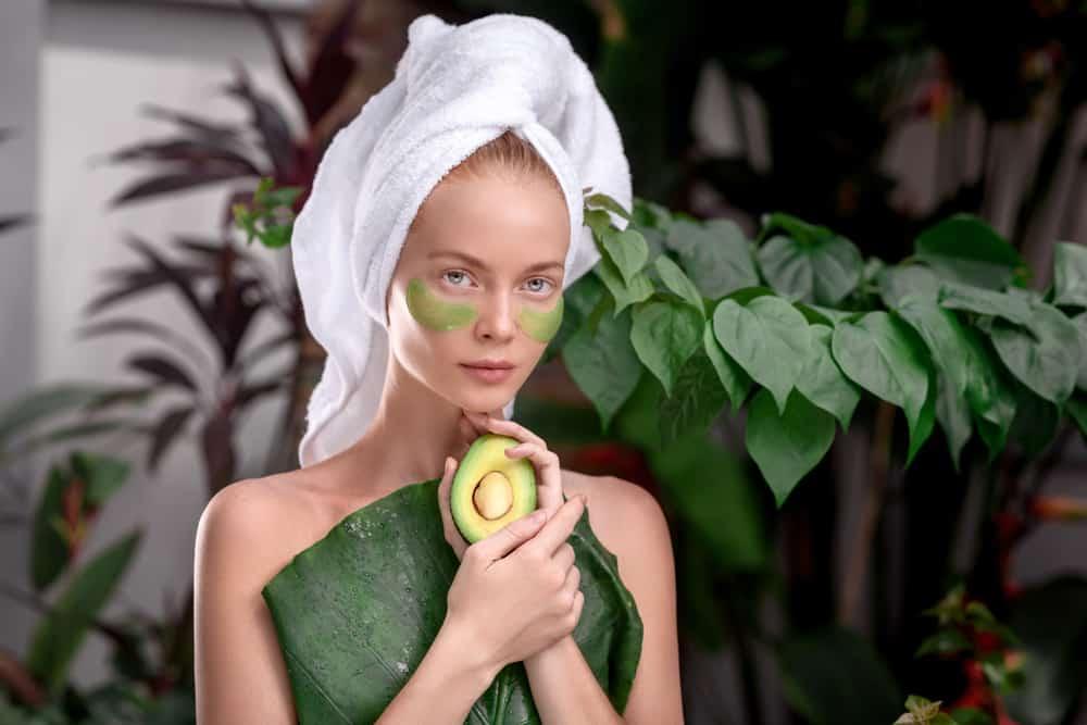 dưỡng mắt bằng bơ