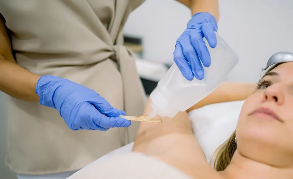 cách trị lông nách tuổi dậy thì: wax lông