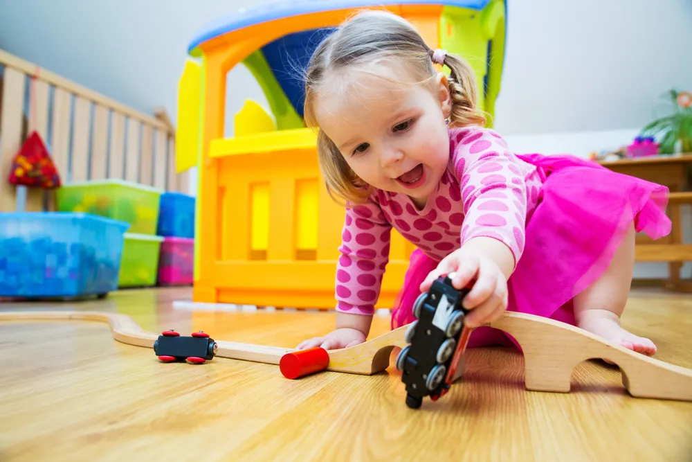 trẻ 18 tháng biết làm gì