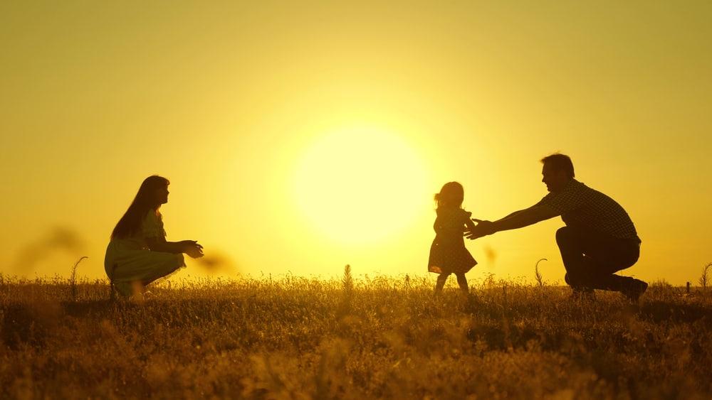 khuyến khích con vận động