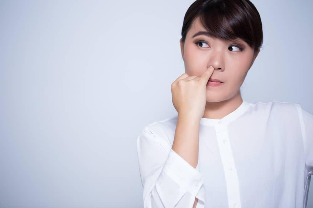 ngoáy mũi làm chảy máu mũi