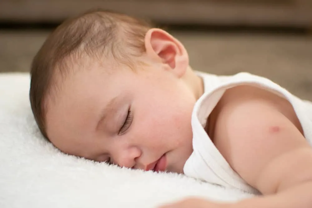 bé gặp tác dụng phụ sau tiêm phòng