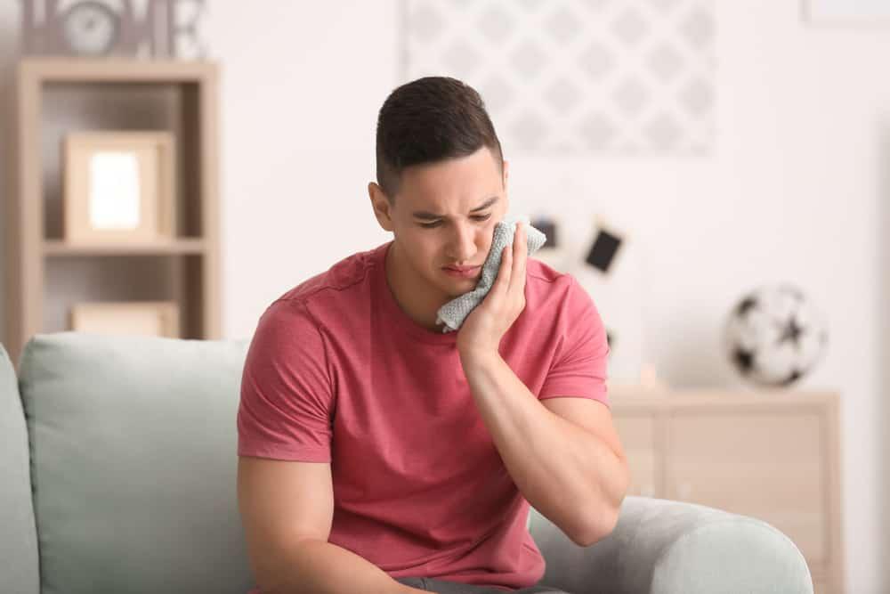 Chườm lạnh giúp giảm sưng má sau khi nhổ răng khôn