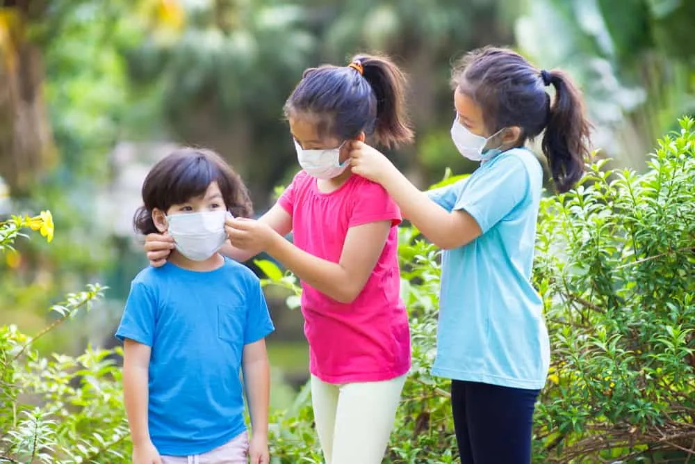 cho trẻ đeo khẩu trang giúp bảo vệ trẻ trong mùa dịch