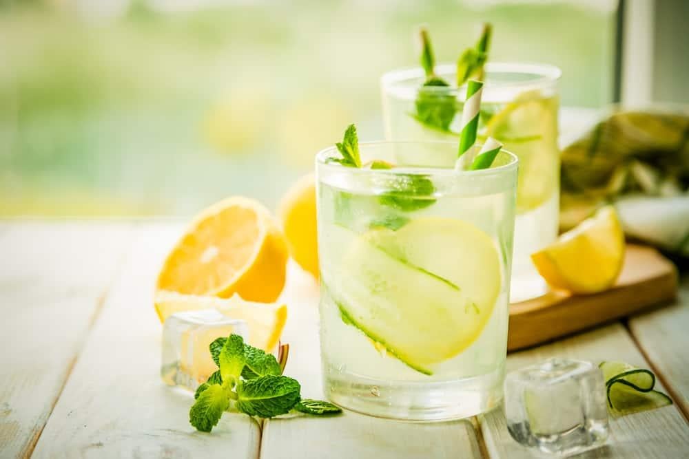 người già bị táo bón nên ăn gì: uống nước chanh