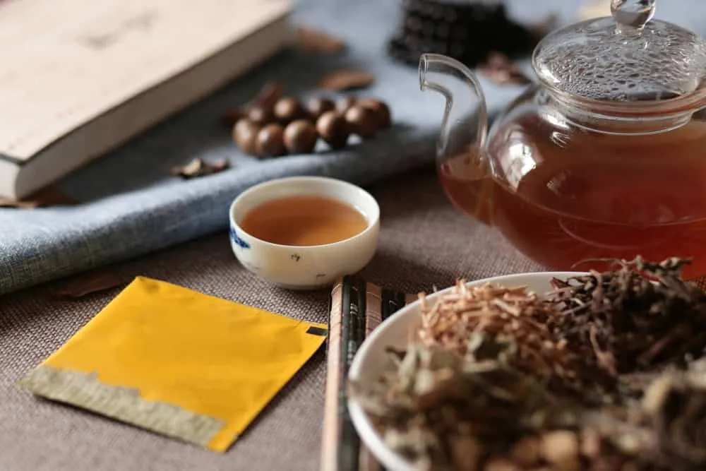 Ngải cứu và ích mẫu là thức uống hỗ trợ làm sạch tử cung