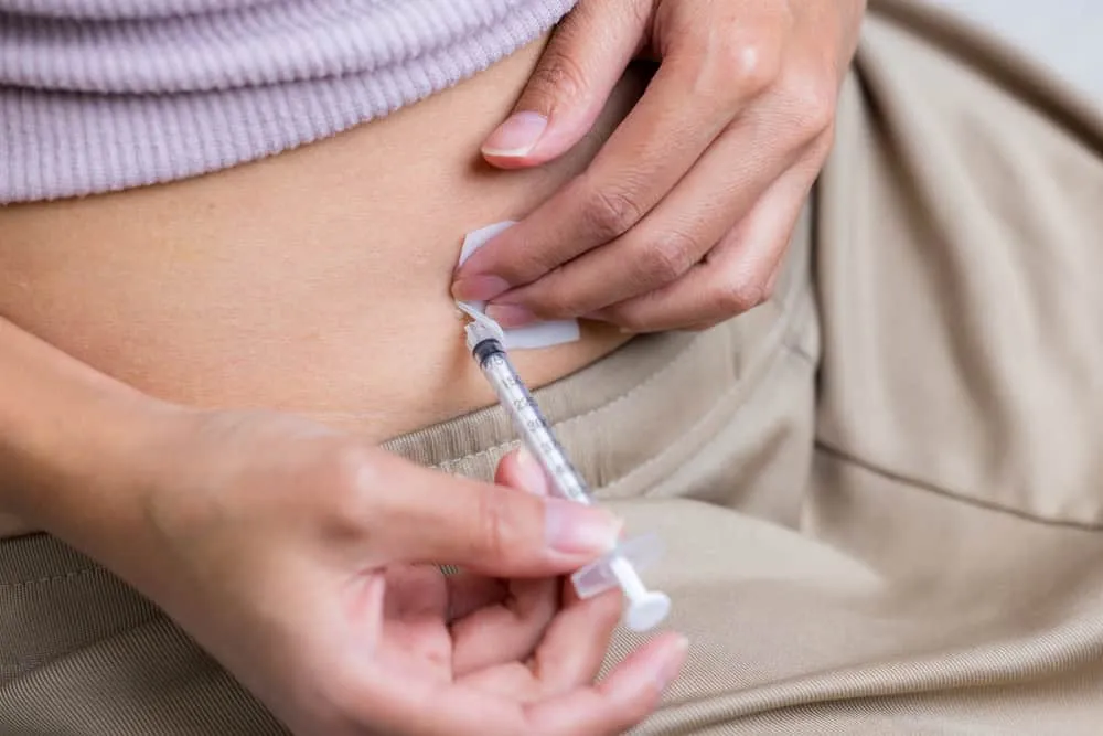 Tiêm thuốc kích rụng trứng