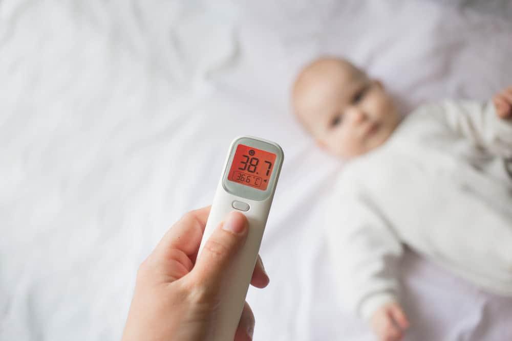 Trẻ bị sốt 38-39 độ C có nên tắm không?