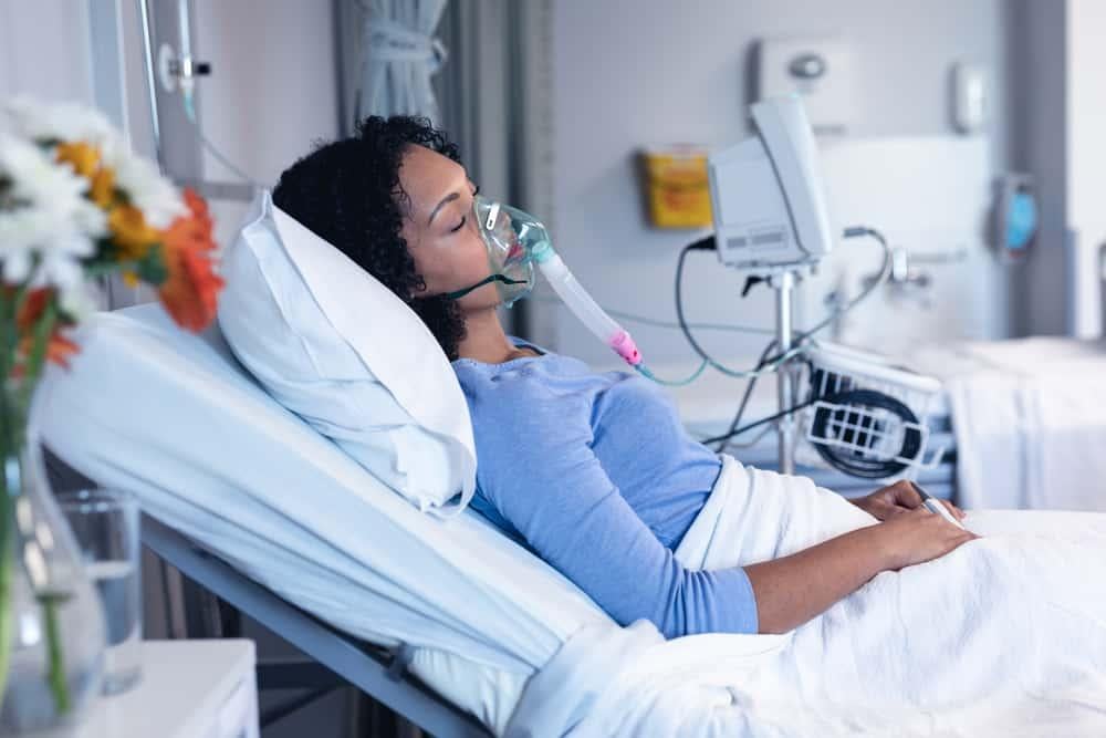 dùng máy thở oxy