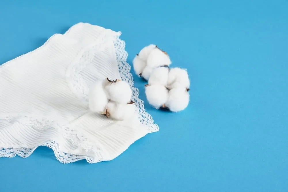 huyết trắng vón cục như bã đậu là bệnh gì