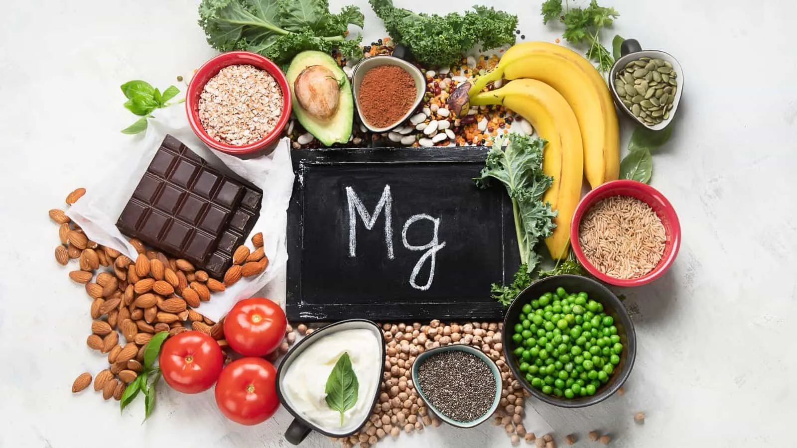 Những loại trái cây như bơ, chuối,... giàu Magie tốt cho người bị gãy xương