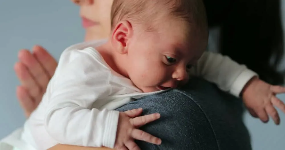 Vỗ lưng là cách tiêu đờm cho trẻ sơ sinh