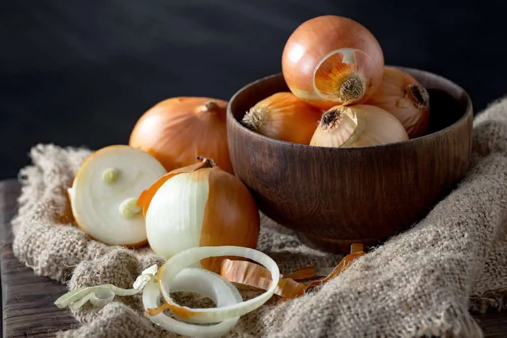 Cho trẻ dùng hành tây để tiêu đờm