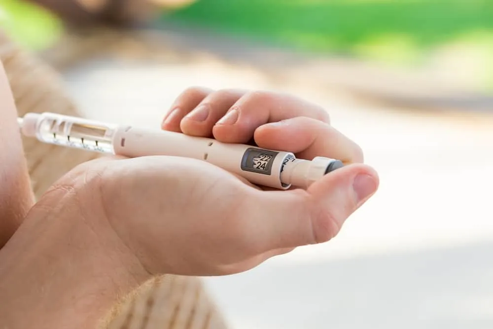 tiến hành tiêm bằng bút tiêm insulin