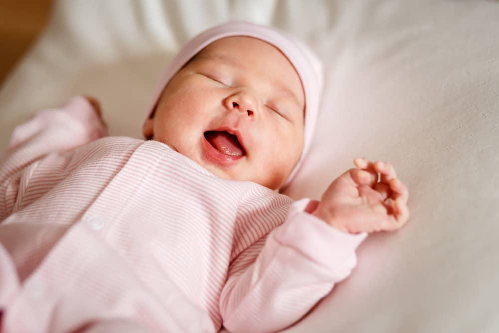 trẻ sơ sinh 1 tuần tuổi 