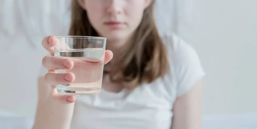 uống nhiều nước để làm giảm hơi thở nóng