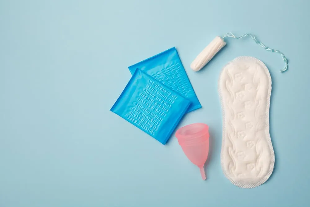 Mới có kinh lần đầu nên làm gì? Có thể dùng băng vệ sinh, tampon hoặc cốc nguyệt san.