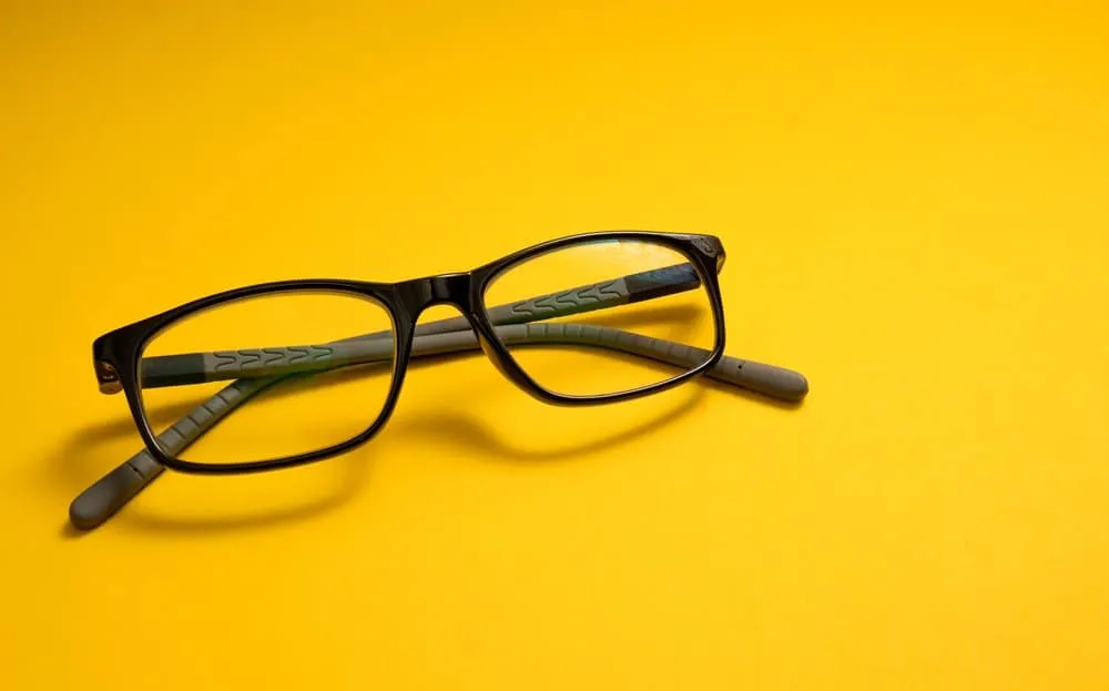 loạn thị có chữa được không? Đeo kính mắt