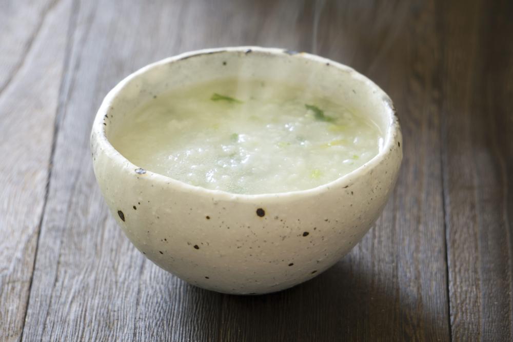 cách nấu cháo sò huyết cho bé với rau ngót