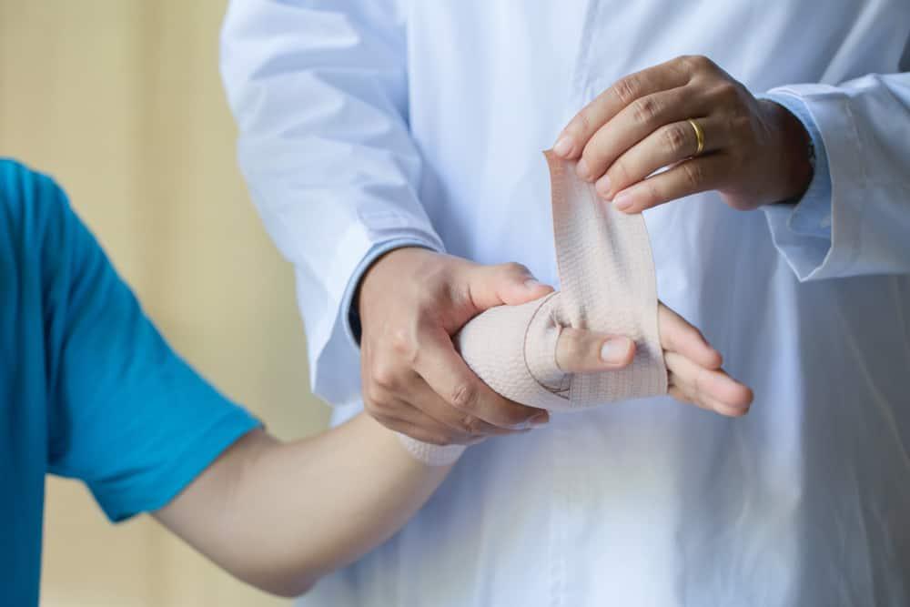 chữa trật khớp cổ tay